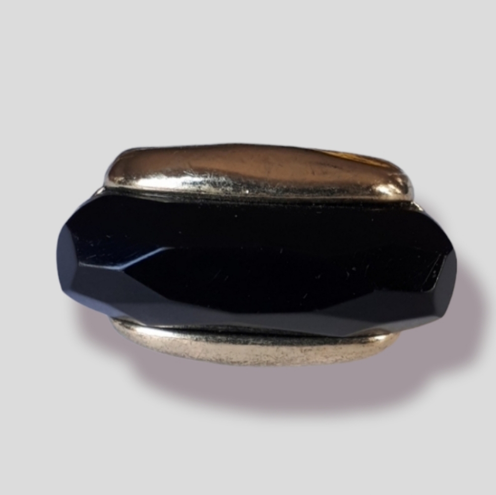 Black and gold ring
